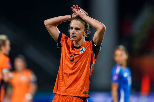 Oranje-international emotioneel door vierde knieblessure in korte tijd: 'Is mijn lijf wel geschikt voor profvoetbal?'