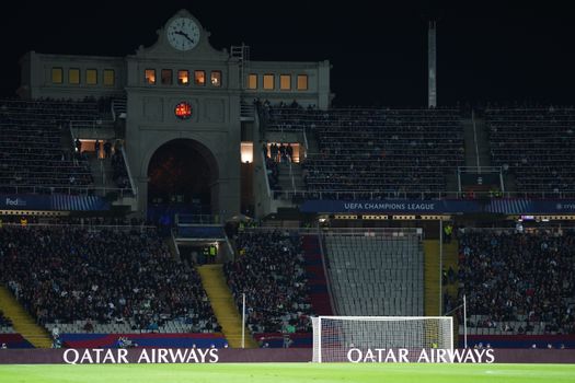 Boze fans en lege tribunes bij Barcelona: 'De club straft ons'