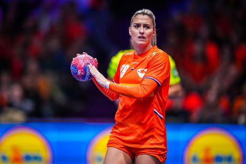 Tophandbalster Estavana Polman grijnst over andere status bij Oranje op WK: 'Ik ben toch wat ouder'
