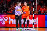 Lois Abbingh met keepster Rinka Duijndam. © Pro Shots