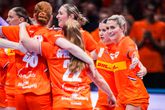 Feest bij de Nederlandse handbalsters na de overwinning op Argentinië. © Pro Shots