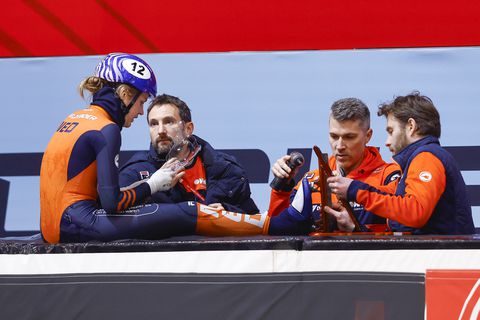 Schaatslegende baart opzien met optreden als clown, maar komt daarna met wijze adviezen