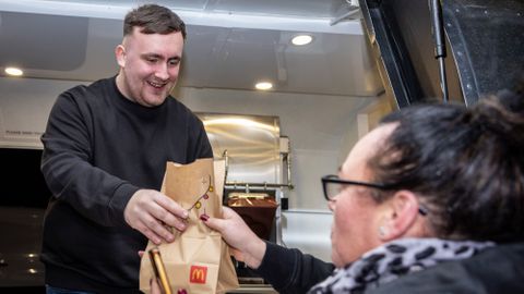 Topdarter Luke Littler doet 'zijn oude liefde pijn' met lucratieve stunt