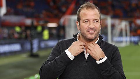 Tophandbalster Estavana Polman grapt over pikant uitstapje Rafael van der Vaart: 'Hij doet maar een helm op'