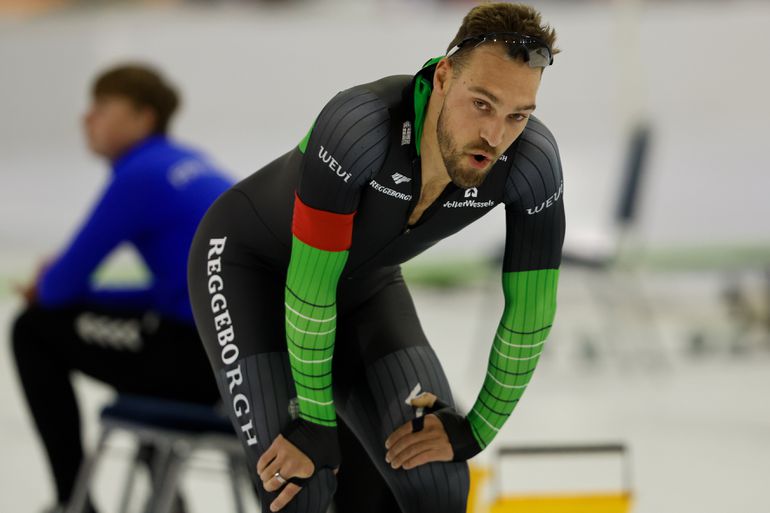 Opmerkelijk moment in Thialf: 'schaatshooligan' verstoort start Kjeld Nuis op NK sprint