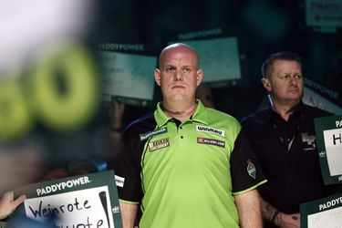 Opgeluchte Michael van Gerwen begrijpt één ding niet na winst op WK darts: 'Weet niet wat ik daar aan het doen was'