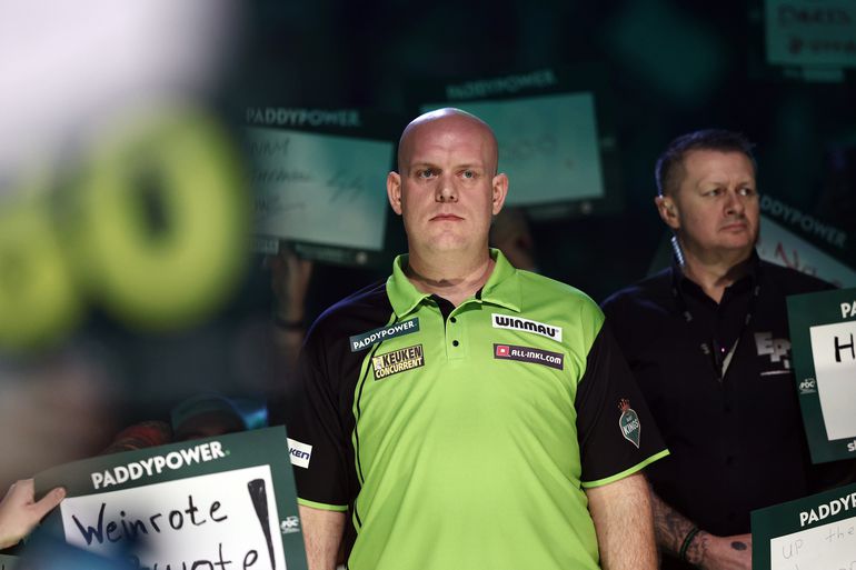 Opgeluchte Michael van Gerwen begrijpt één ding niet na winst op WK darts: 'Weet niet wat ik daar aan het doen was'