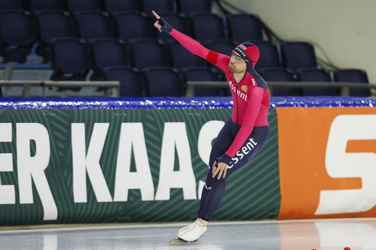 Titelverdediger schaatst naar grote voorsprong op NK allround: 'Ik had Patrick wel beter verwacht'