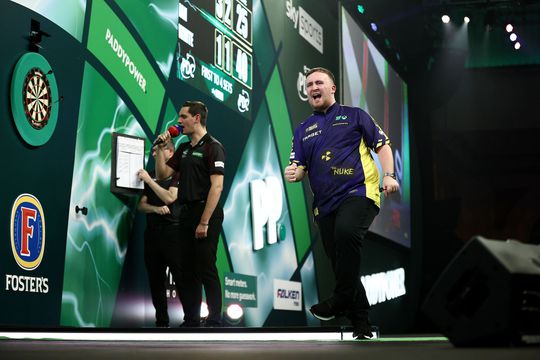 Fenomeen Luke Littler kent op WK darts de nodige moeite met veel oudere opponent