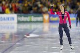 Suzanne Schulting bedankt Thialf na haar solorit ©Pro Shots