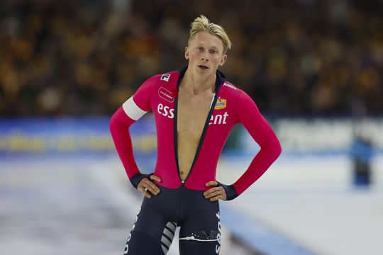 Schaatser Merijn Scheperkamp daagt concurrent uit tijdens NK sprint: 'De bal ligt bij hem'