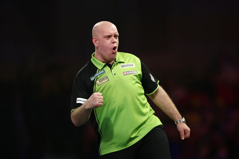 Michael van Gerwen wordt op tijd wakker tijdens WK darts en doorbreekt Nederlandse vloek