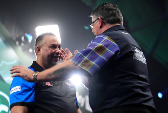 Jermaine Wattimena verlaat WK darts met 'dé wedstrijd van het toernooi': 'De mensen genieten hiervan'