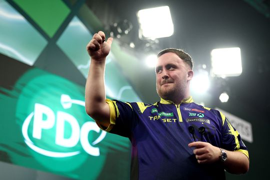 Luke Littler deelt na WK-zege plots harde sneer uit aan collega-darter: 'Sorry, dat moest er even uit'