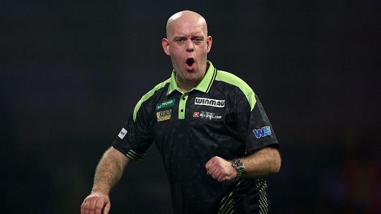Topdarter Michael van Gerwen na degelijke zege op debutant tegen voormalig wereldkampioen bij WK darts