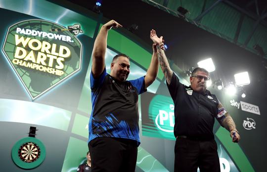 Uitslagen middagsessie WK darts: Jermaine Wattimena verliest in iconisch duel van Gary Anderson, Rob Cross treft Luke Littler