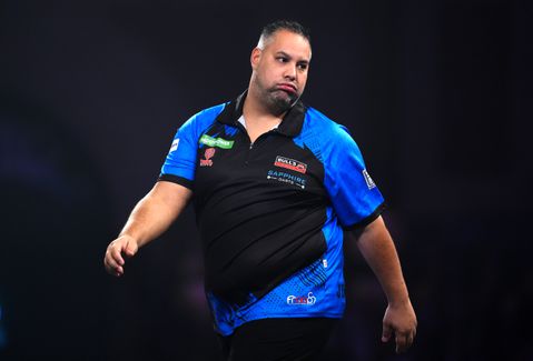 Jermaine Wattimena strijdend ten onder op WK darts na ware titanenstrijd met Gary Anderson