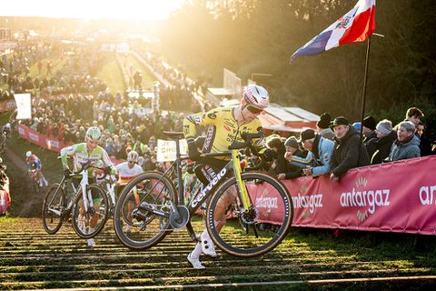 Bij afwezigheid van Mathieu van der Poel kan Wout van Aert het niet waarmaken: 'Het is enorm lastig'