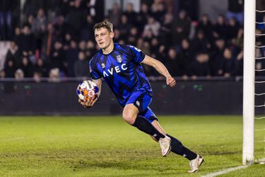 Koploper Willem II redt puntje op bezoek bij Jong PSV, TOP Oss wint bij Cambuur
