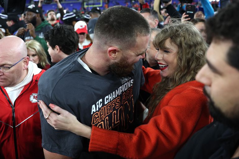 Dit fluisterde Taylor Swift in oor van Travis Kelce na bereiken Super Bowl