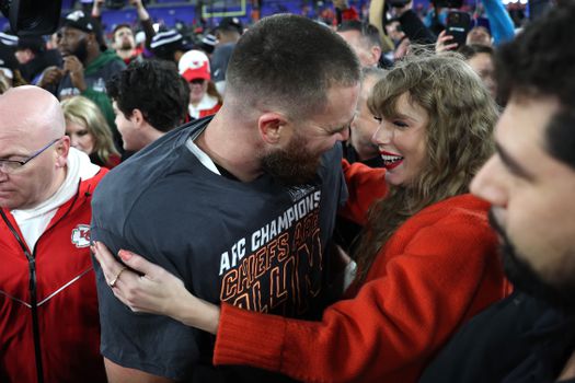 Dit fluisterde Taylor Swift in oor van Travis Kelce na bereiken Super Bowl