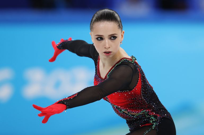 Kunstschaatsster Valieva (17) moet olympisch goud inleveren: 'Doping verstrekken aan kinderen onvergeeflijk'