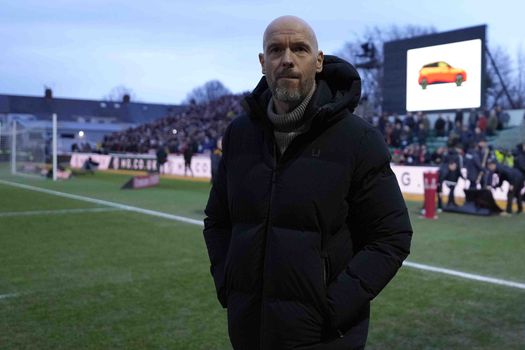 Engelse iconen lachen om reacties Erik ten Hag: 'Er is duidelijk iets mis'