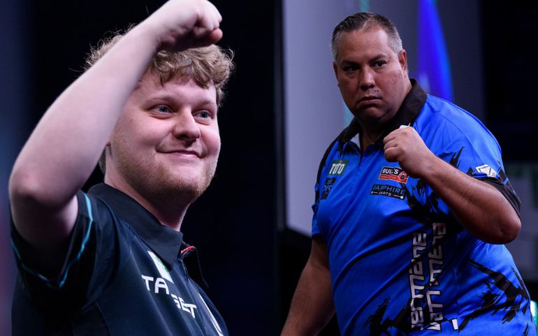 Nederlandse darters worstelen zich door voorrondes World Masters, Michael van Gerwen weet z'n tegenstander