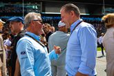 Johnny Herbert (links) in gesprek met Jos Verstappen, de vader van Max. ©Getty Images