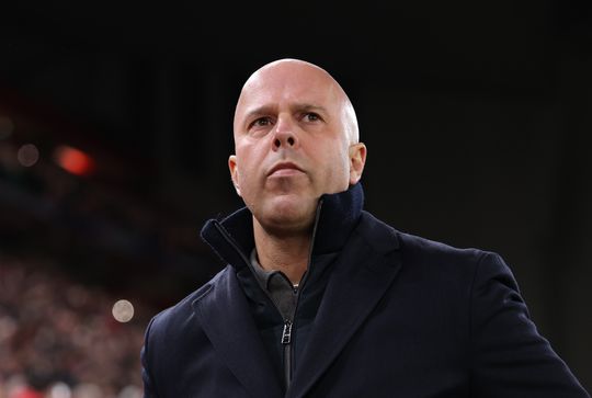 Arne Slot krijgt ervan langs in Engelse media na afgang met 'wanhopig' Liverpool: 'Ze moeten zich schamen'