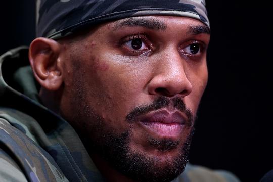 Anthony Joshua duikt weer op na heftig ongeluk en gaat op foto met Nederlandse grootheid