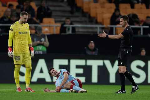 Trieste aftocht voor Shaqueel van Persie bij Feyenoord: spits verlaat hevig geëmotioneerd het veld