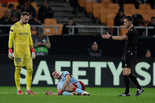 Trieste aftocht voor Shaqueel van Persie bij Feyenoord: spits verlaat hevig geëmotioneerd het veld