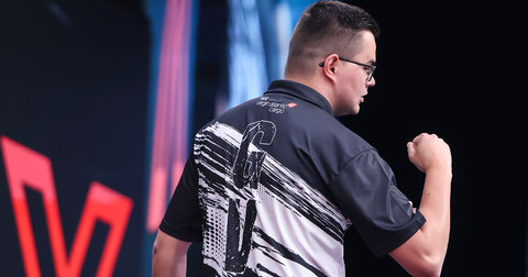 WK-finalist Gian van Veen redt Nederlandse eer op eerste grote dartstoernooi