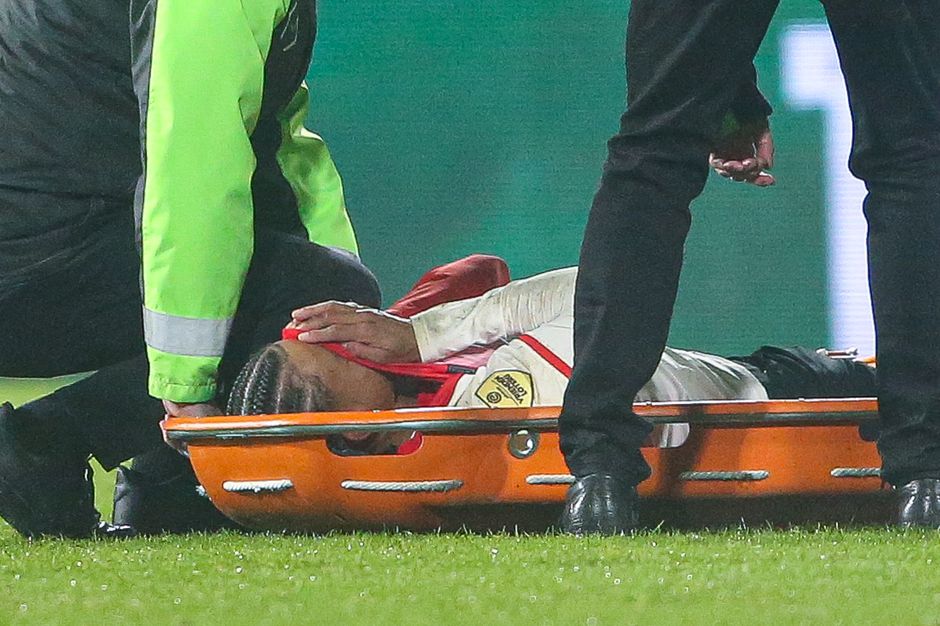 Arne Slot bidt voor Calvin Stengs na ogenschijnlijke zware blessure: 'Laten we als-je-blieft hopen'