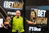 Michael van Gerwen schreeuwt het uit na de winst van de vierde speelronde. © PDC Darts