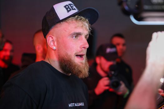 Video | Intense staredown: Jake Paul steelt pet van z'n tegenstander