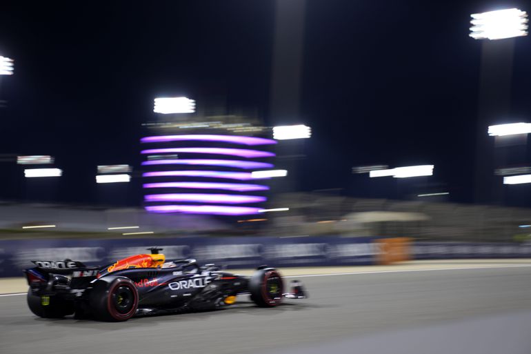Ook tijdens VT2 in Bahrein problemen voor Max Verstappen: halve seconde trager dan Lewis Hamilton