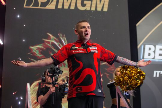 Nathan Aspinall verplettert Rob Cross en wint eerste Premier League-avond