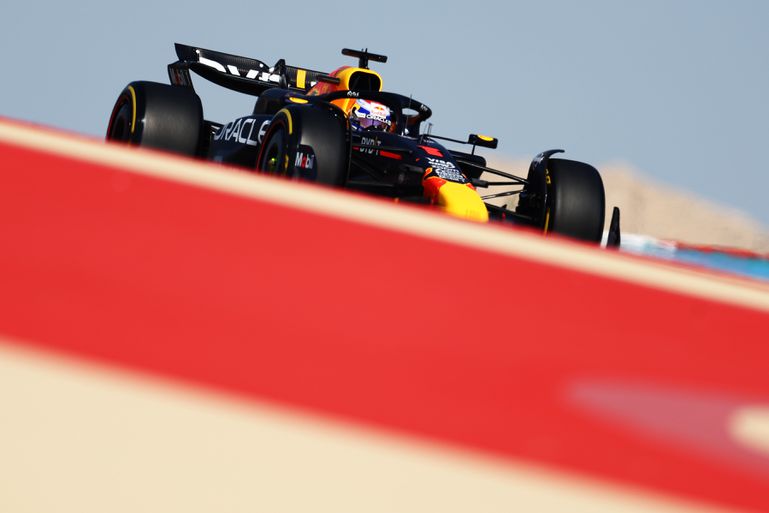 Klagende Max Verstappen laat niet achterste van zijn tong zien tijdens VT1 in Bahrein