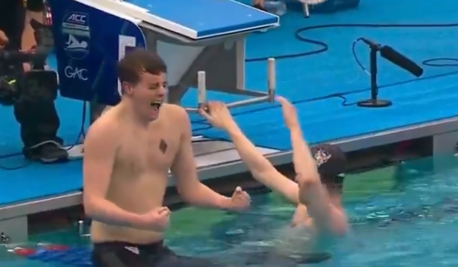 Video | Zwemmer gediskwalificeerd na te vroeg juichen: 'Dit is de domste regel ooit'