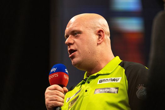 Michael van Gerwen was zichzelf niet op podium: 'Daar irriteerde ik mij de hele wedstrijd aan'