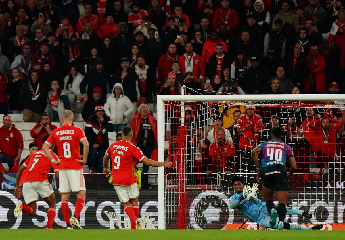 Keeper Chaves stopt drie penalty's tegen Benfica, waar Orkun Kökçü terugkeert met een minimale zege