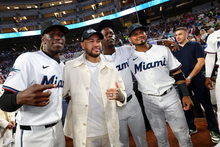 Neymar geniet in Miami: pitchen in de MLB en feest van Braziliaanse zangeres