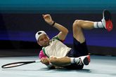 Grigor Dimitrov valt op het veld tijdens zijn wedstrijd tegen Francisco Cerundolo tijdens de Miami Open © Getty Images.
