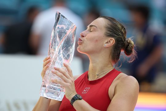 Toptennisster Aryna Sabalenka grapt erop los na eindzege in Miami: 'Het spijt me echt'