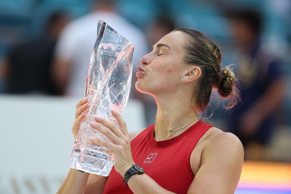 Toptennisster Aryna Sabalenka grapt erop los na eindzege in Miami: 'Het spijt me echt'