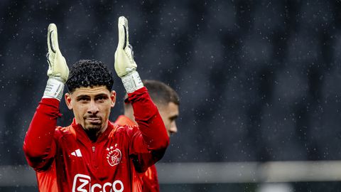 Goedlachse Ajax-keeper in tranen door zware periode: 'Ze weten niet wat er achter de schermen gebeurt'
