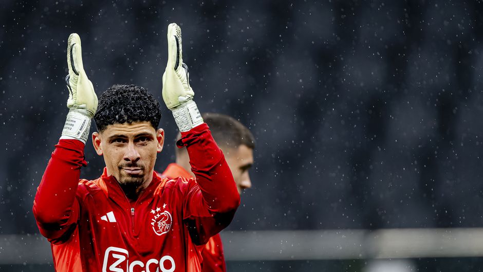 Goedlachse Ajax-keeper in tranen door zware periode: 'Ze weten niet wat er achter de schermen gebeurt'