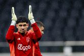 Goedlachse Ajax-keeper in tranen door zware periode: 'Ze weten niet wat er achter de schermen gebeurt'